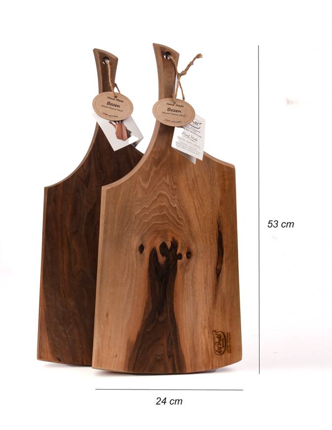 Mod. Bozen, tagliere in legno massello di noce, 53 x 24 x 2,5 cm.